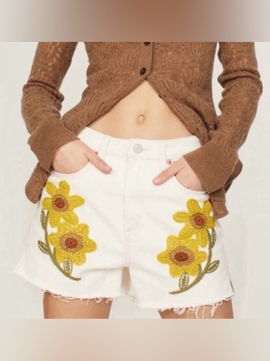 Blank NYC Pants - Blank NYC White Jean Shorts high waist with Yellow Floral Embroidery Sz 24!